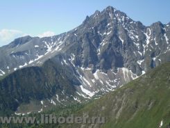Вид на Трехглавую с перевала Аршанский